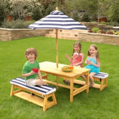 Kidkraft® Kinder Tuintafelset Met Bankjes, Kussens En Parasol, Blauw Met Witte Strepen -Winkel Voor Kinderproducten kidkraft kinder tuintafelset met bankjes kussens en parasol blauw met witte strepen a217906 2